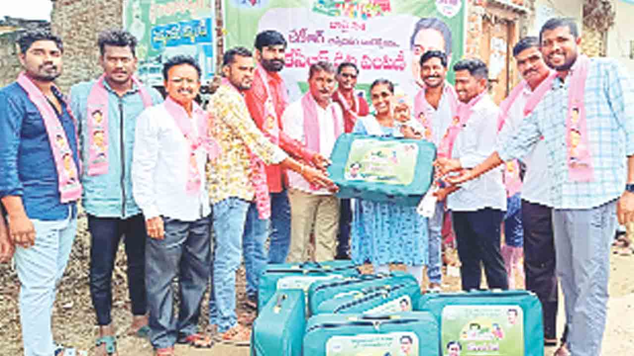 గ్రామాల్లో కేసీఆర్‌ కిట్లు అందజేత