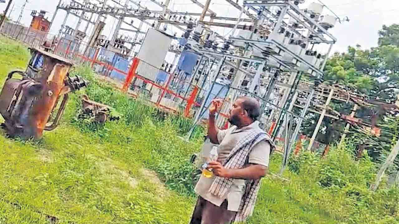 కరెంట్‌ కోసం రైతు ఆత్మహత్యాయత్నం