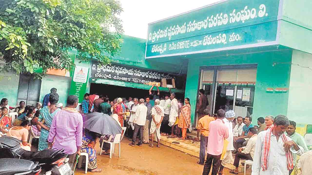 యూరియా కోసం రైతుల ధర్నా.. భద్రాద్రి జిల్లా తల్లాడ, బేతంపూడిలో ఆందోళనలు