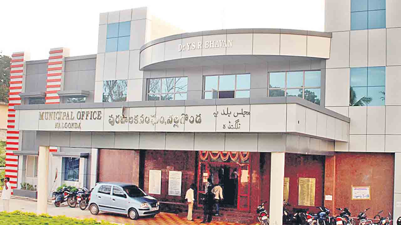 మున్సిపాలిటీలో నయా దందా.. ఏడాదిన్నర కాలంగా అనధికార పనులకు తెరతీసిన అధికారులు