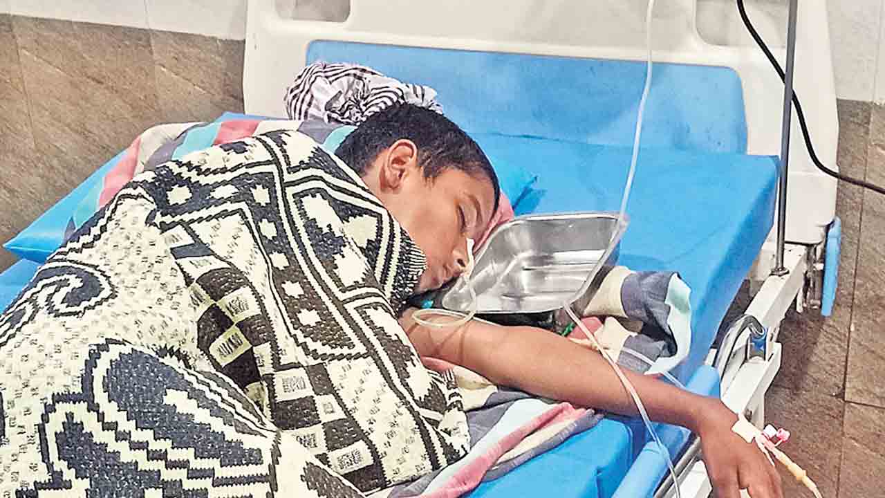 టీచర్‌ కొట్టాడనే మనస్థాపంతో.. పురుగుల మంది తాగి ఏడో తరగతి విద్యార్థి ఆత్మహత్యాయత్నం