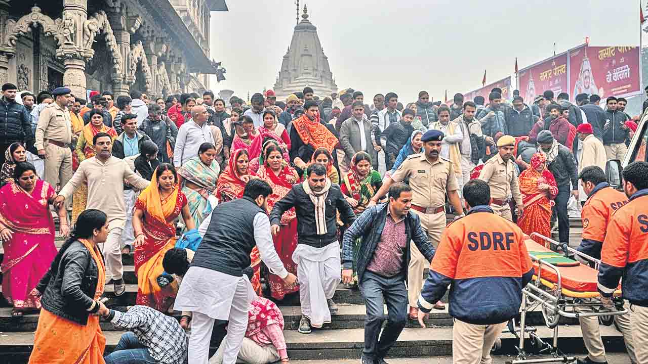 హరిద్వార్ ఆలయంలో తొక్కిసలాట.. ఆరుగురు భక్తులు మృతి