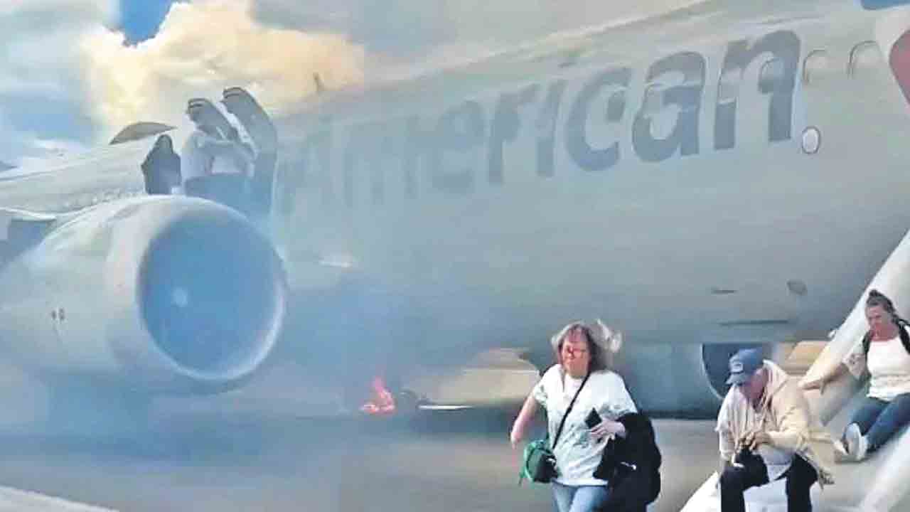 టేకాఫ్‌ ముందు బోయింగ్‌ విమానంలో మంటలు.. ఎమర్జెన్సీ స్లైడ్‌ ద్వారా ప్రయాణికుల దించివేత