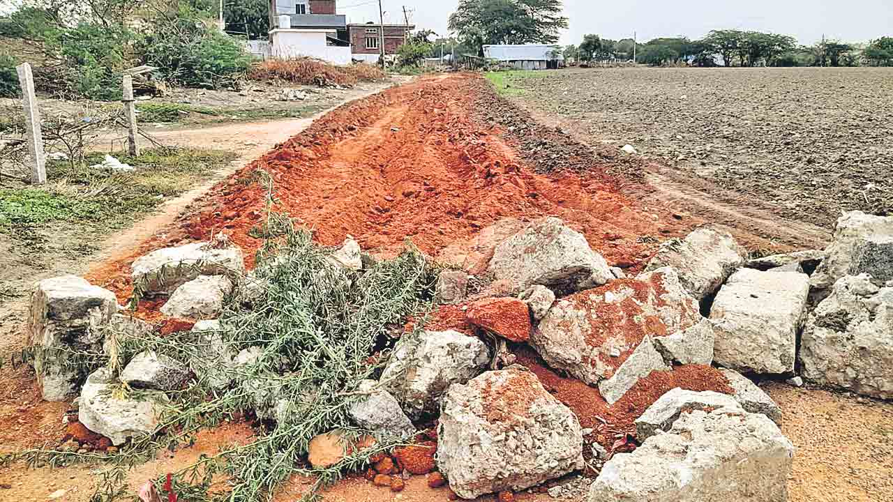 ఊరిదారి కబ్జా .. హెలికాప్టర్‌ ఇవ్వండి