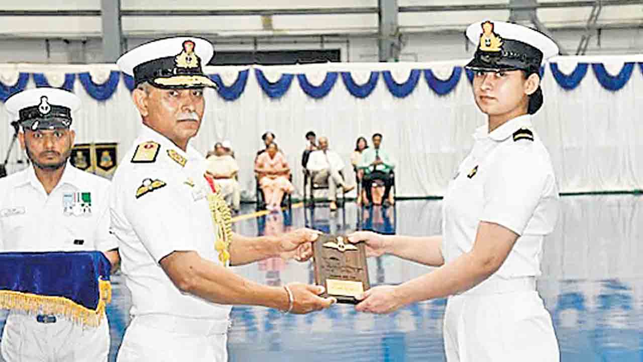 నేవీ తొలి మహిళా ఫైటర్‌ పైలట్‌గా పూనియా