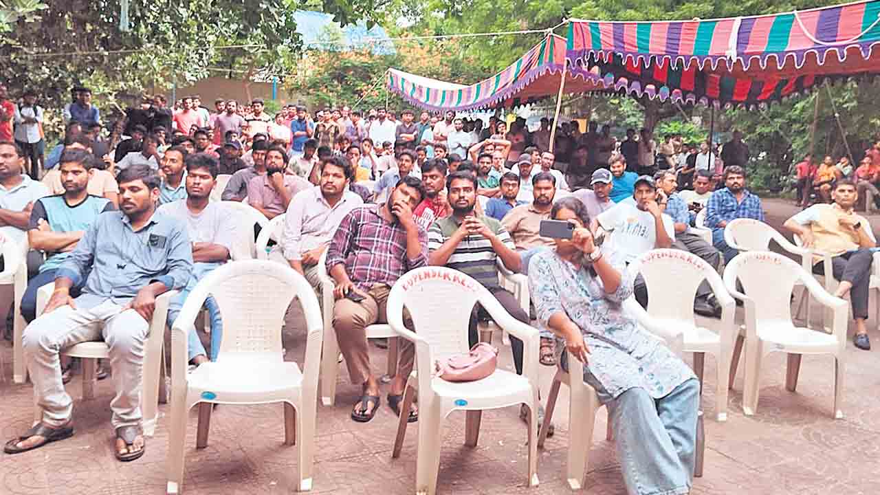 జాబ్లు ఏవి? క్యాలెండర్ ఏది.. ఏడాదిలో రెండు లక్షల ఉద్యోగాలెక్కడ?.. మీరిస్తామన్న నిరుద్యోగ భృతి ఏమైంది?