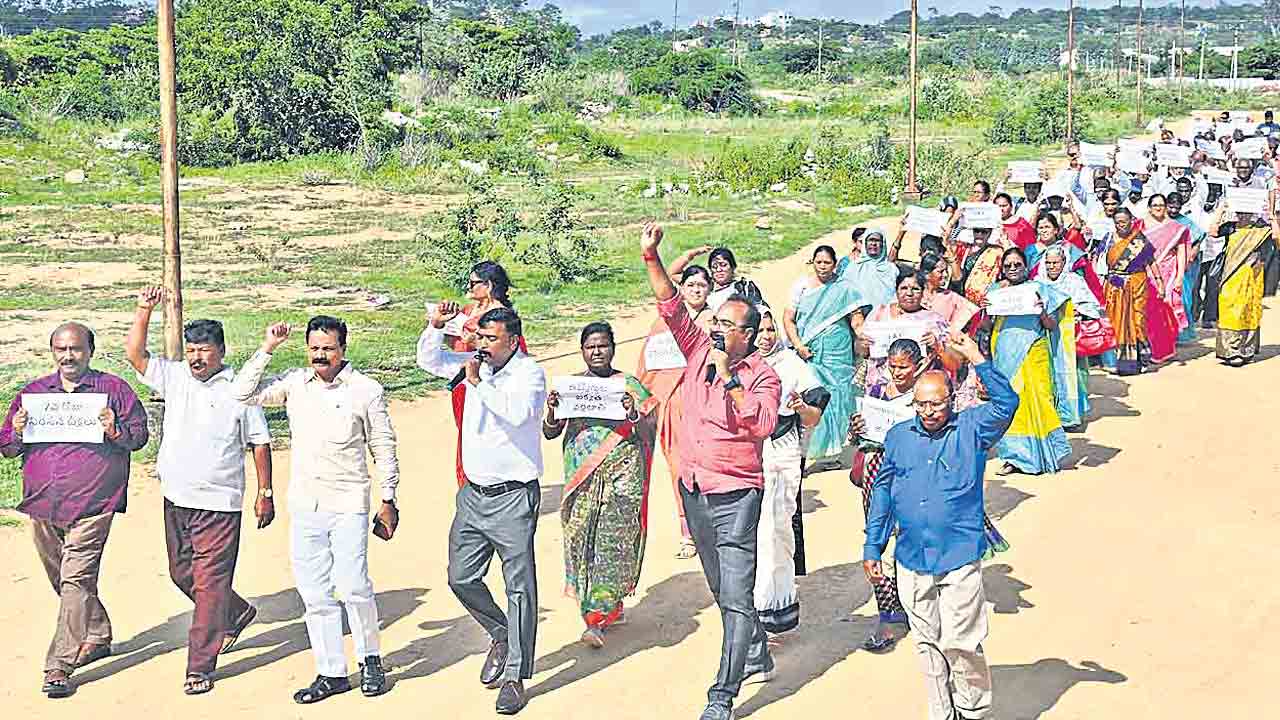 ఉద్యోగుల భూమిపై ప్రభుత్వ పెద్దల కన్ను!