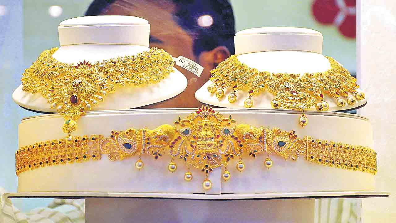 డౌన్‌ ట్రెండ్‌లో బంగారం.. క్రమేణా క్షీణిస్తున్న ధరలు