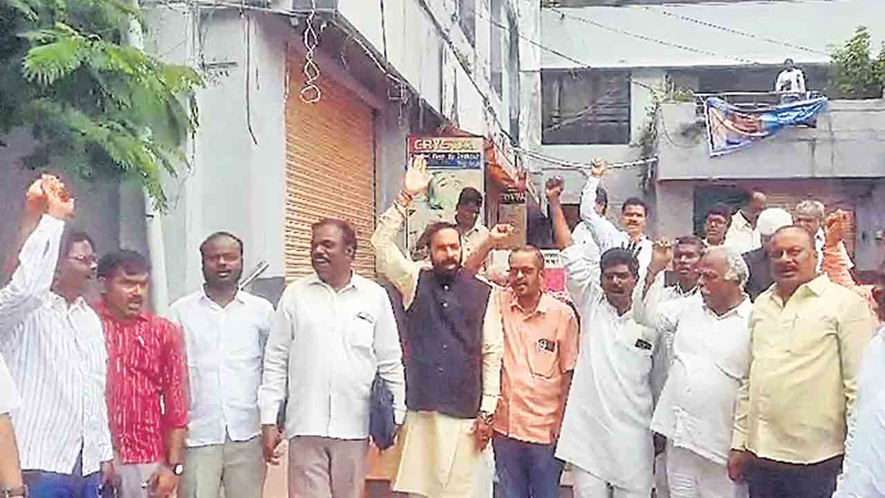 ఫిలిం చాంబర్‌కు తెలంగాణ సెగ.. ఫొటోల ప్రదర్శనలో వివక్షపై తెలంగాణవాదుల నిరసన