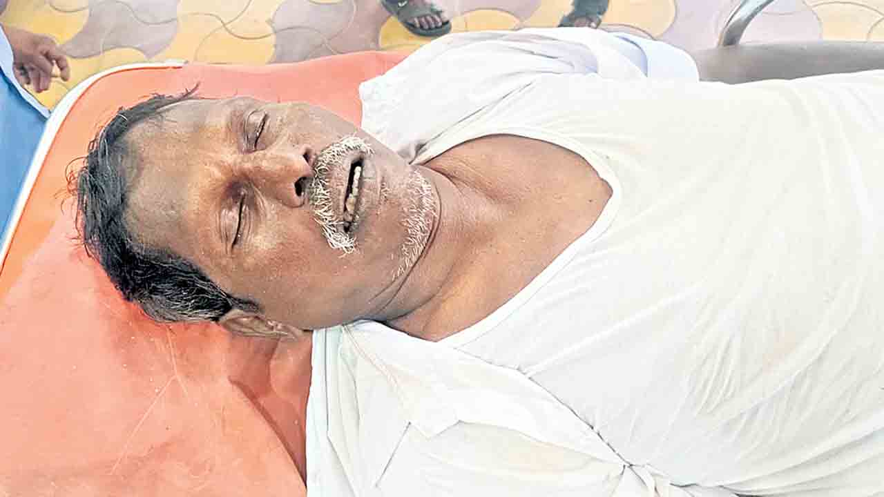 అంబులెన్స్‌లో ఆక్సిజన్‌ అందక రైతు మృతి