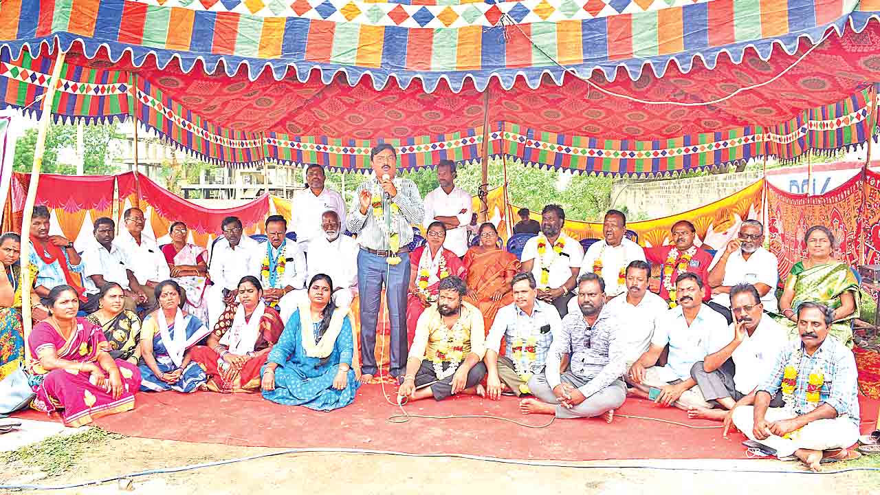 ఖమ్మంలో ఉద్యమకారుల దీక్ష