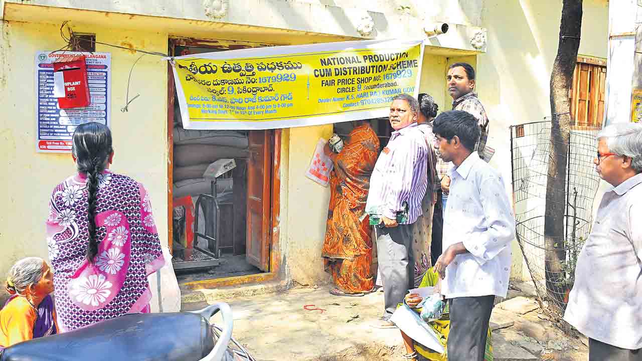 రేషన్‌ బియ్యం పక్కదారి… 590 క్వింటాళ్లతో పట్టుబడిన రెండు లారీలు