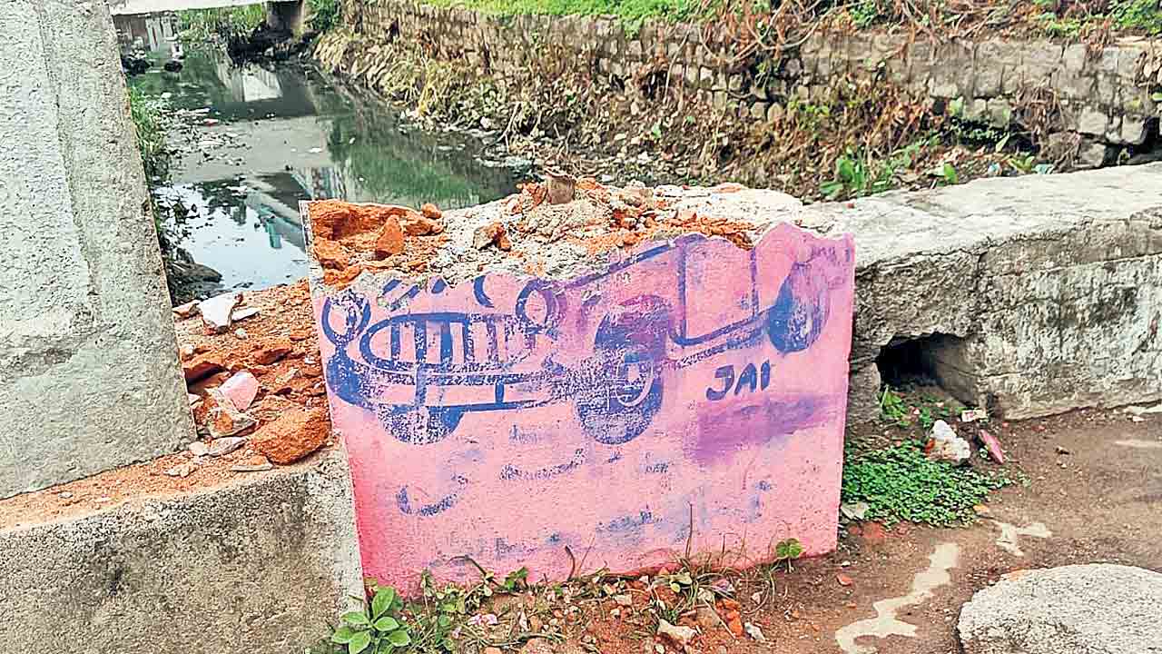 బీఆర్ఎస్ జెండా గద్దె కూల్చివేత