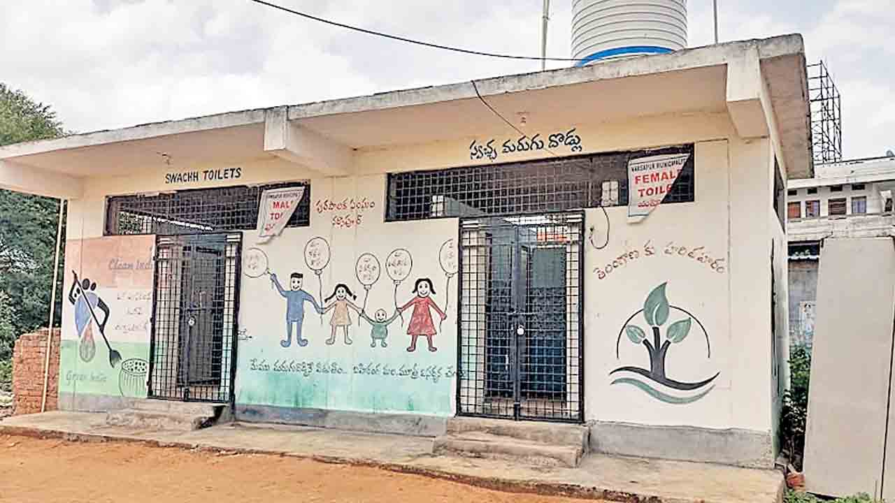 మరుగుదొడ్లకు తాళాలు.. అవస్థల్లో జనాలు