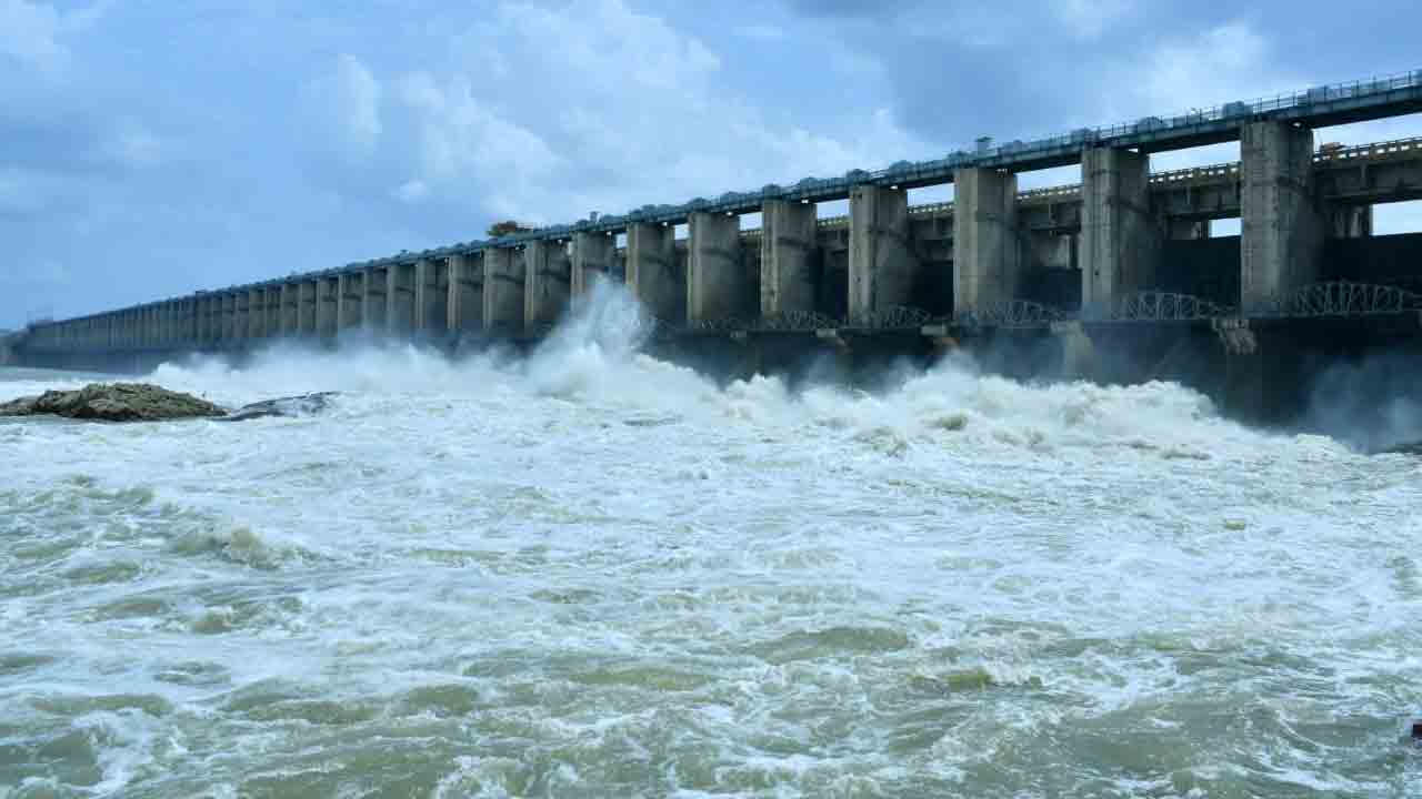 జూరాలకు వరద హోరు