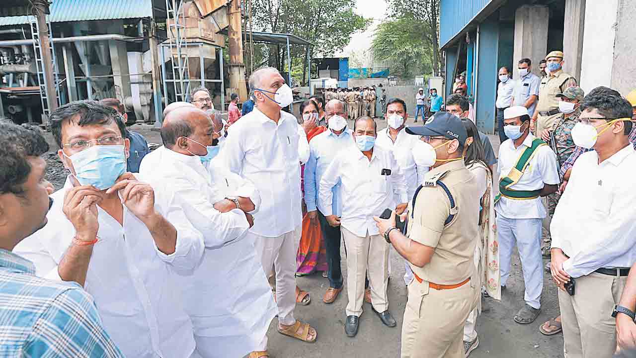 సిగాచి పరిశ్రమలో పేలుడు.. సహాయక చర్యల్లో సర్కార్‌ ఫెయిల్‌: హరీశ్‌రావు