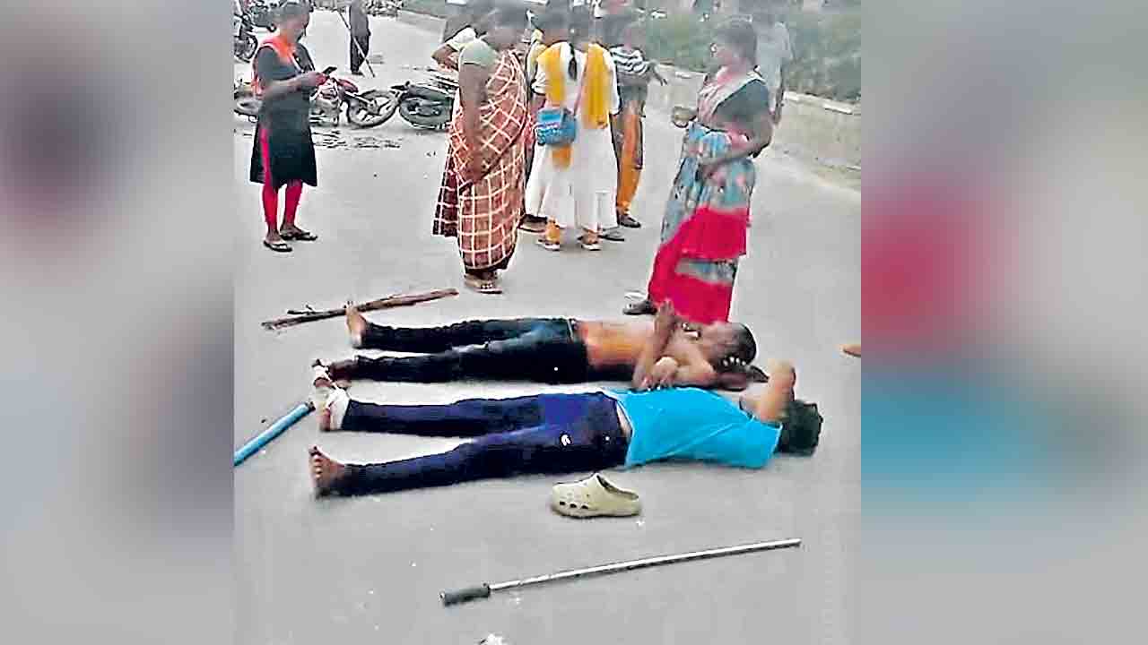 మా భూములను కబ్జా చేస్తున్నరు