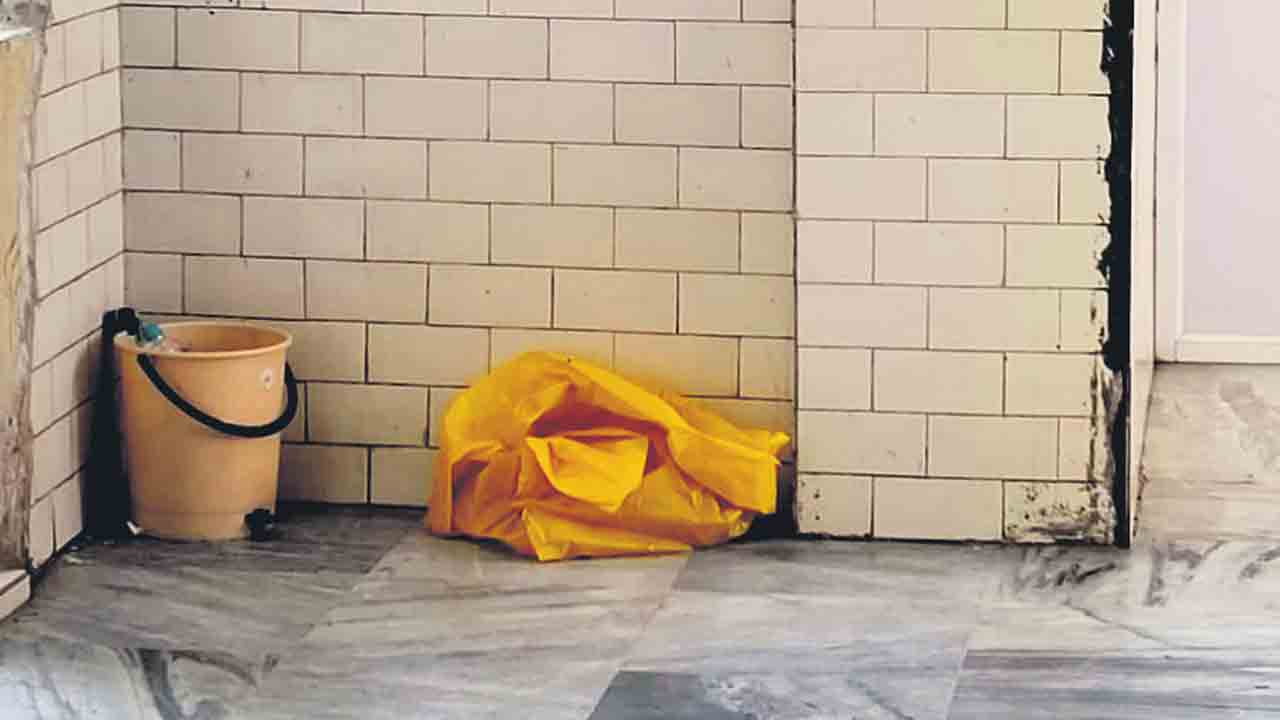 వాష్‌రూమ్‌ మ్యాన్‌హోల్‌లో పసికందు మృతదేహం