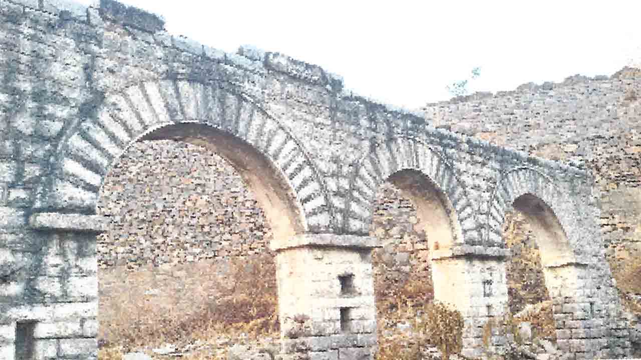 చెదురుతున్న.. చరిత్ర