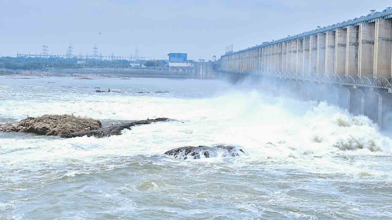 జూరాలకు వరద హోరు