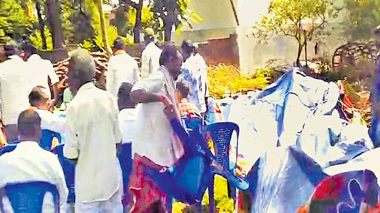 కాంగ్రెస్‌ నియోజకవర్గ ఇన్‌చార్జిపై కార్యకర్తల తిరుగుబాటు