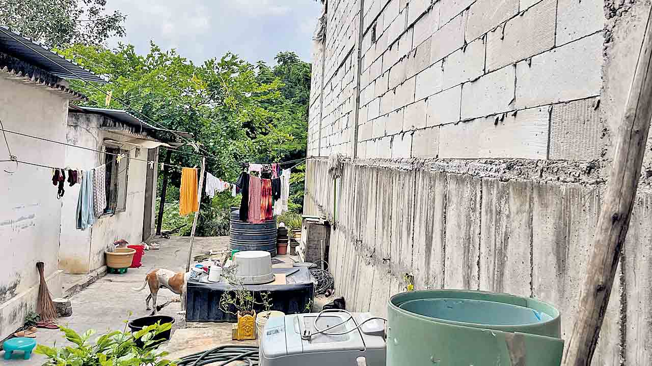 నాలాను మింగేశారు