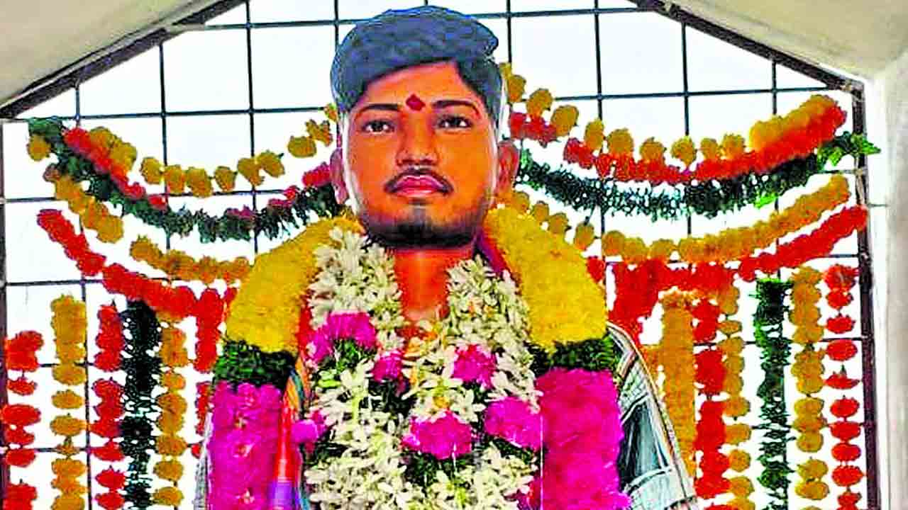 కొడుకు రూపం కళ్ల ముందే ఉండాలని..