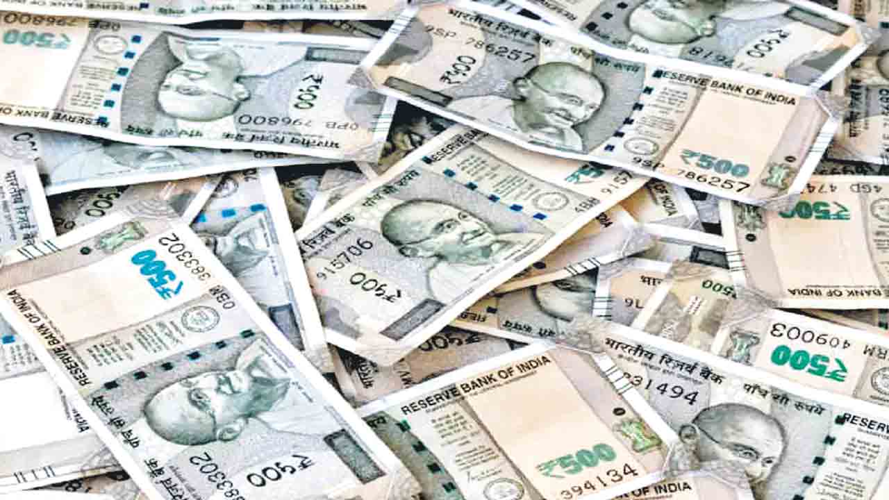 బీసీ విద్యార్థులపై ఫీజుల పిడుగు