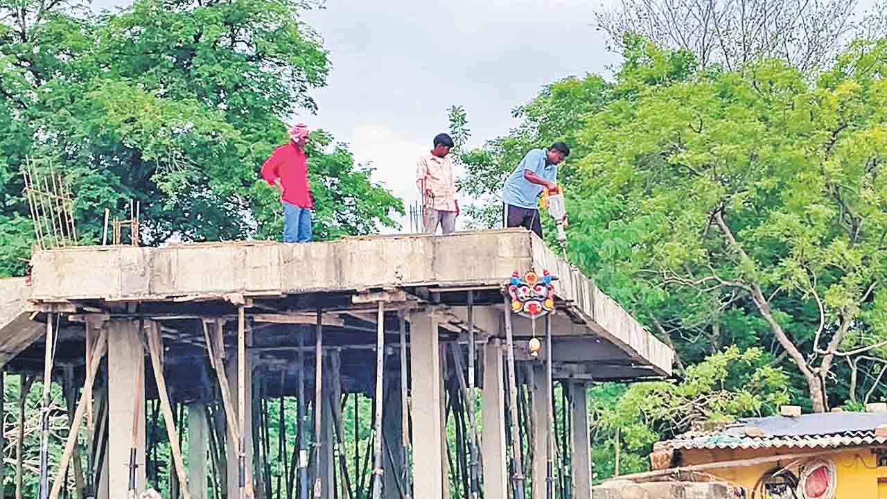 అక్రమ నిర్మాణమని స్లాబ్‌ కూల్చివేత