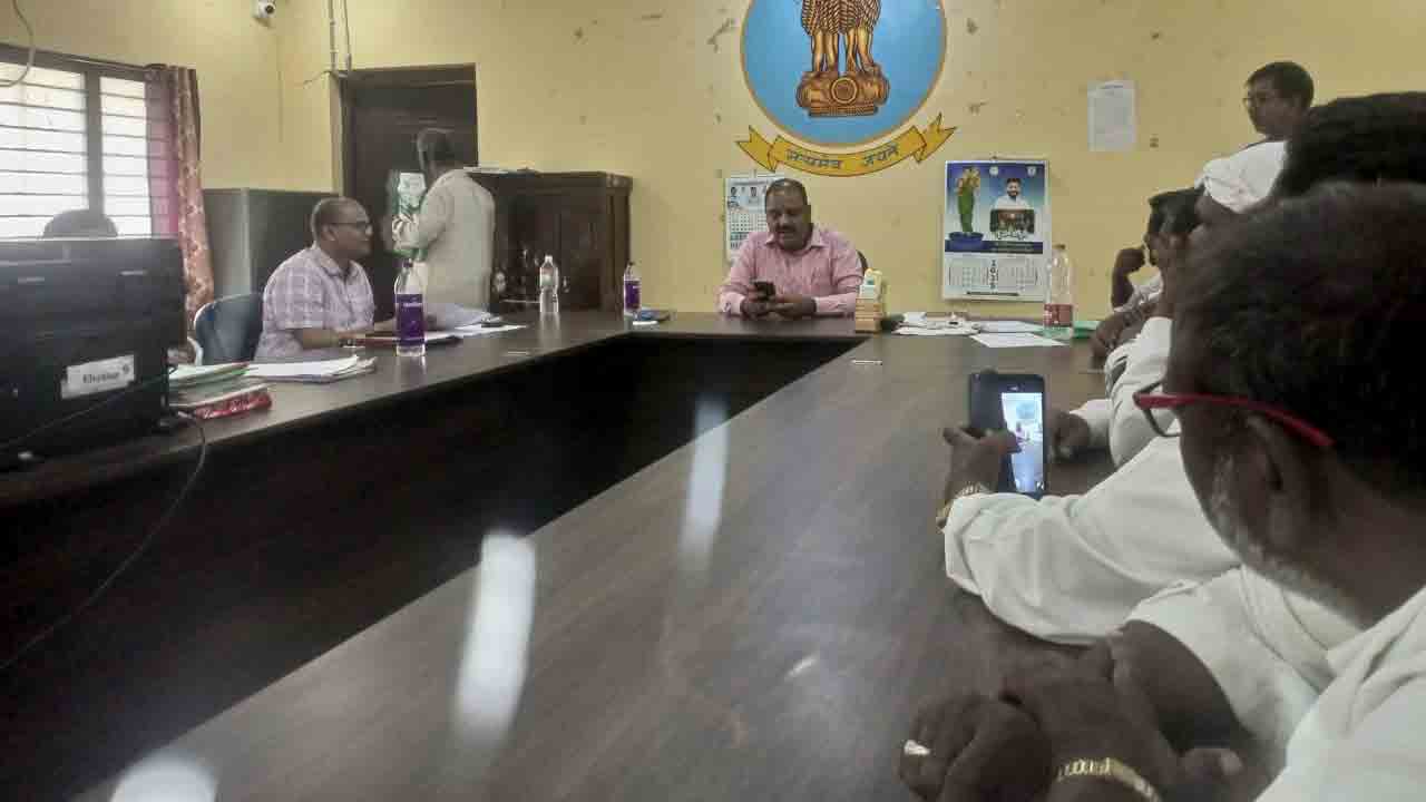 ఎకరాకు రూ.40 లక్షలు చెల్లించాలి