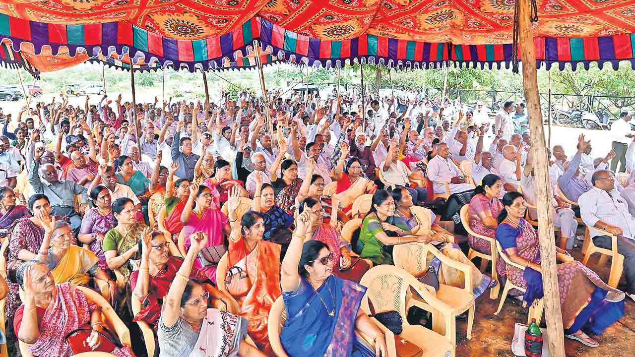 నాలుగో రోజుకు నిరసన దీక్ష