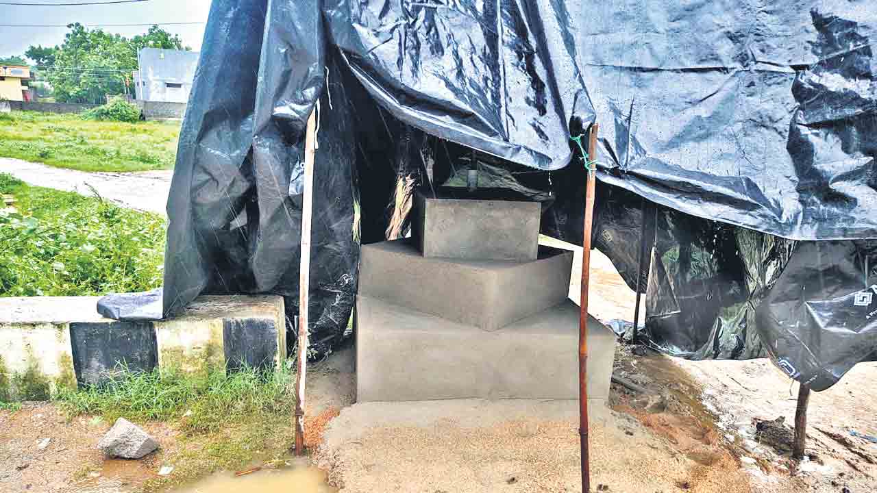 జెండా గద్దెపై కుటిల రాజకీయం