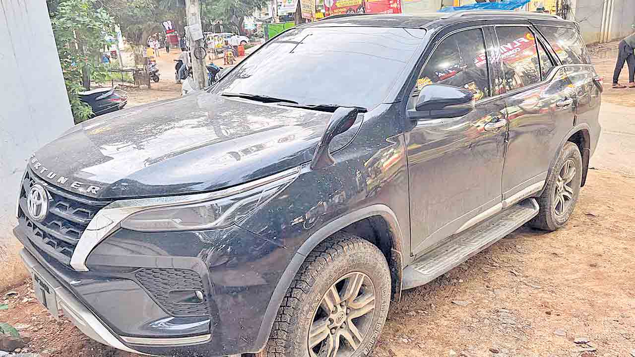 రేవ్‌పార్టీలో ఎంపీ కారు!