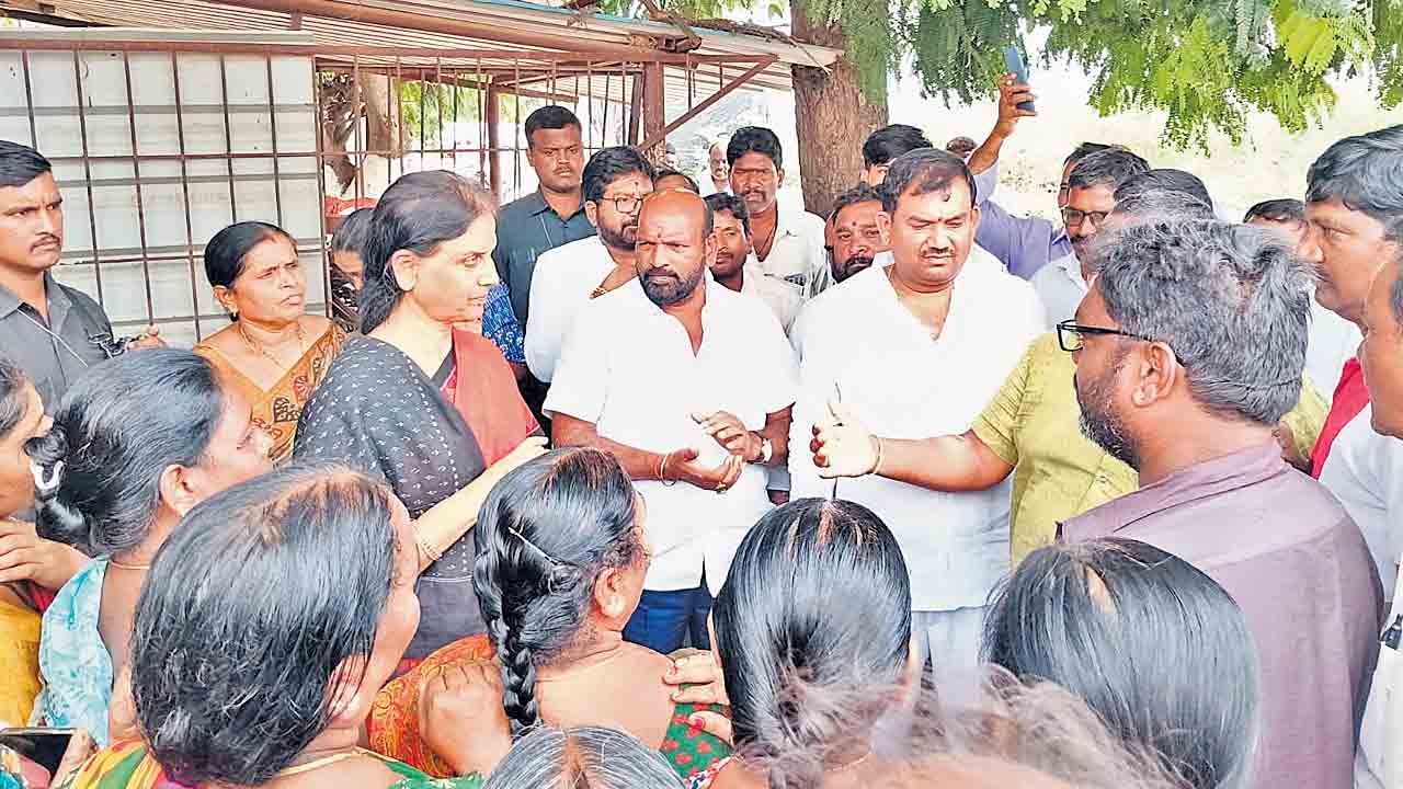 ఇండ్లు కూలుస్తరని భయమైతాంది