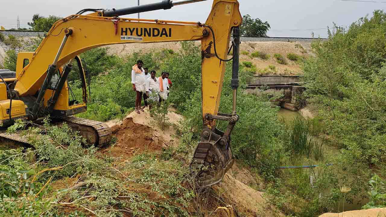 రైతుల సొంత నిధులతో కాల్వ పూడికతీత