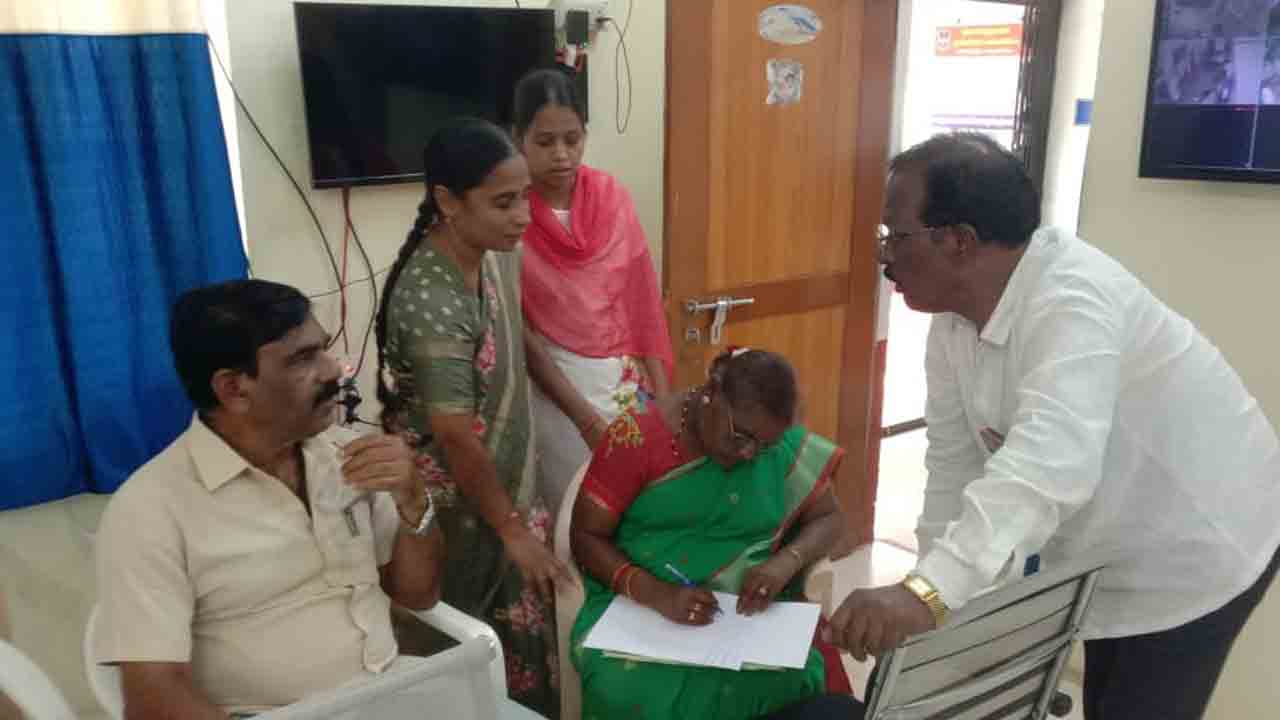 కార్యదర్శిపై దౌర్జన్యం