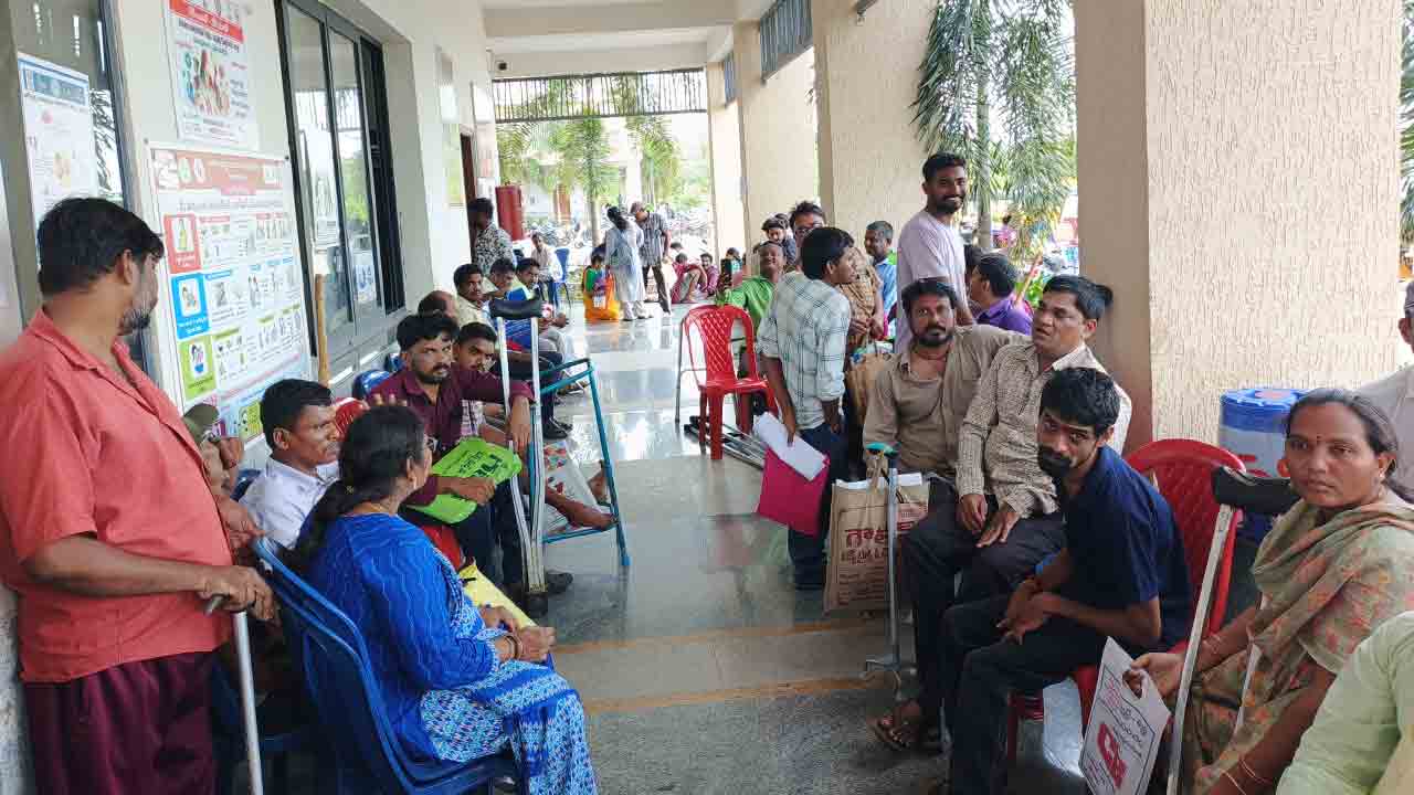 పరికరాల కోసం పడిగాపులు