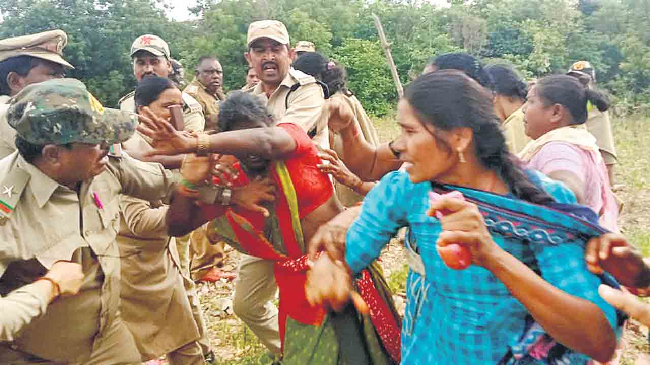 గిరిజన మహిళలపై అటవీ అధికారుల దౌర్జన్యం