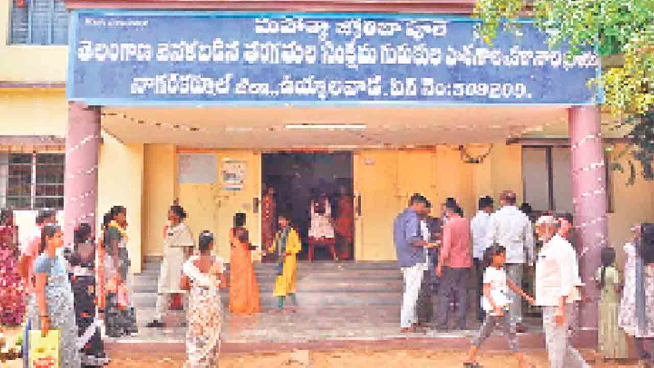 భయం నీడలో..