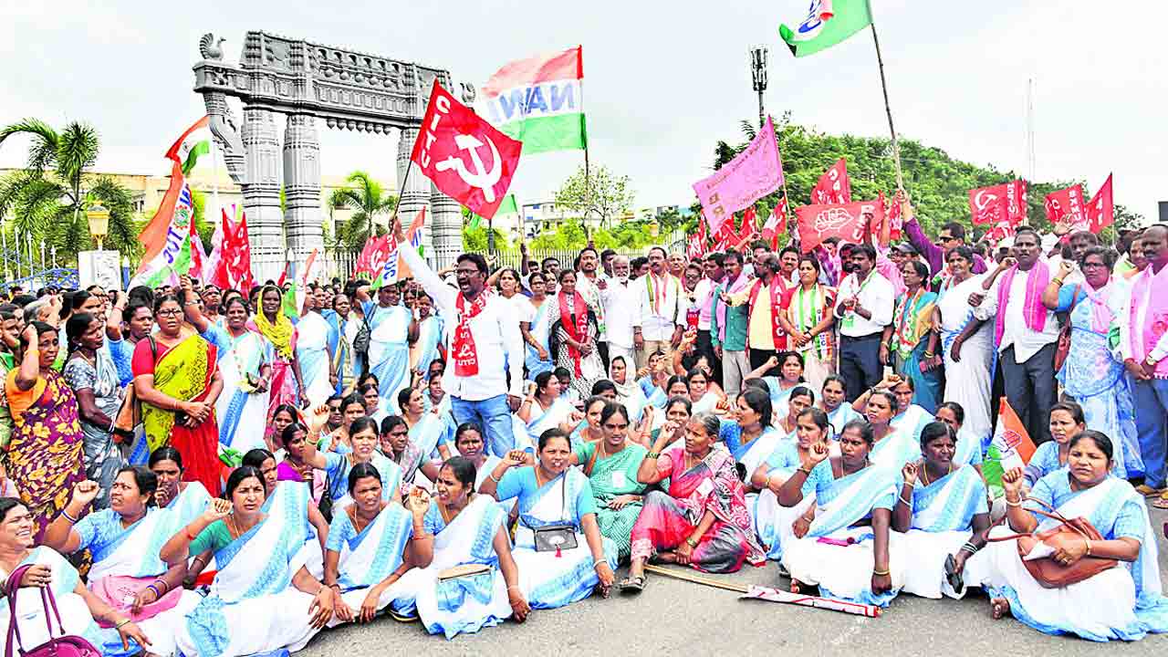 కదంతొక్కిన కార్మికలోకం