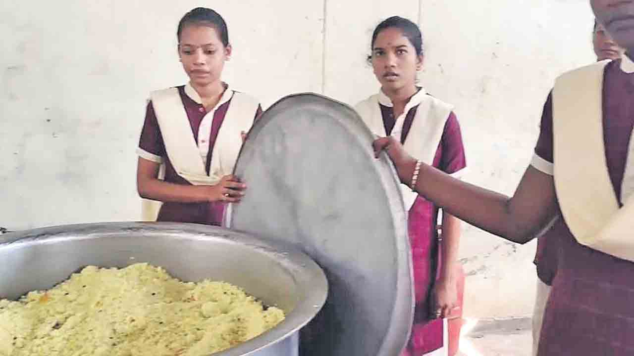 గురుకుల కళాశాలలో పురుగుల అన్నం