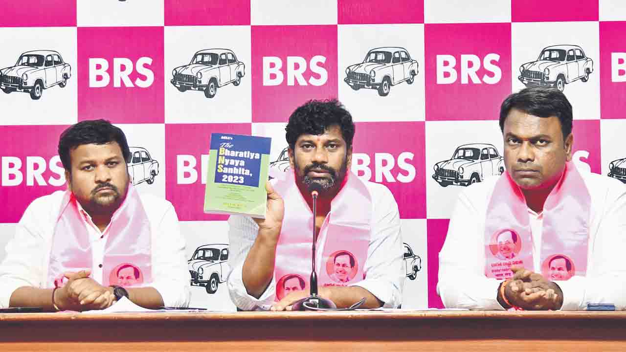 ప్రభుత్వాన్ని ప్రశ్నిస్తే అక్రమ కేసులా?