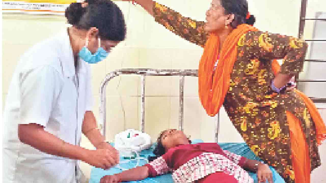 విద్యార్థినికి తీవ్ర అస్వస్థత