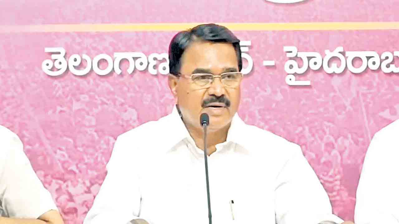 నిరుద్యోగులకు క్షమాపణ చెప్పాలి