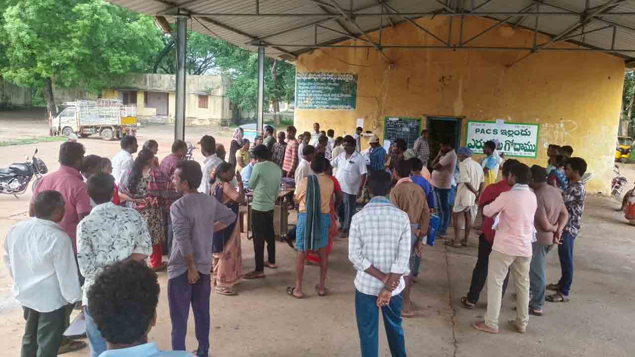 ఇల్లెందులోనూ ‘యూరియా’ కష్టాలు