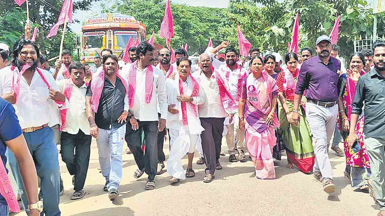 యూరియా తీరు.. అదే బేజారు