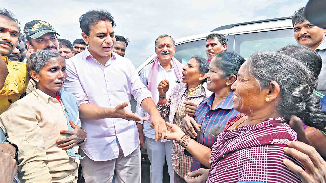 ఏం అవ్వ.. కాంగ్రెస్‌ పాలన ఎట్లుంది?.. మహిళా రైతులు, కూలీలతో కేటీఆర్‌ ముచ్చట