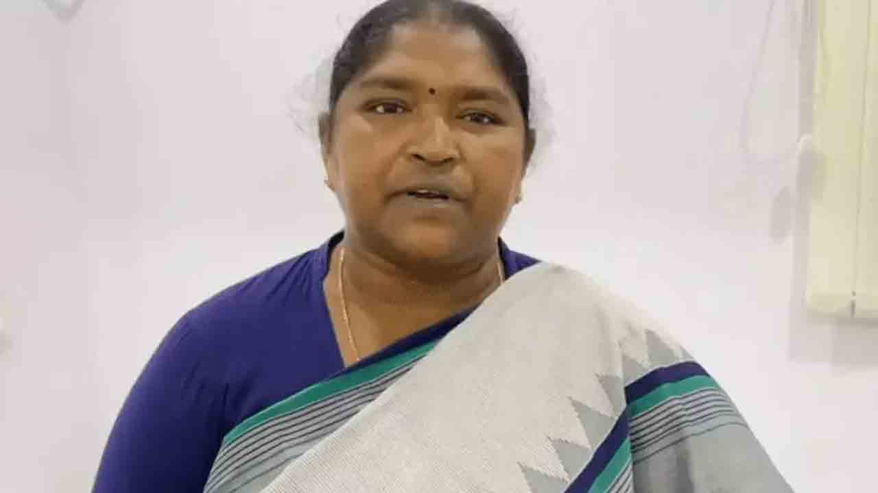 Minister Seethakka | మంత్రి సీతక్క పేరు చెప్పి డబ్బులు వసూలు చేస్తున్న వ్యక్తి.. కాగజ్‌నగర్‌లో బాధితుల ఫిర్యాదు