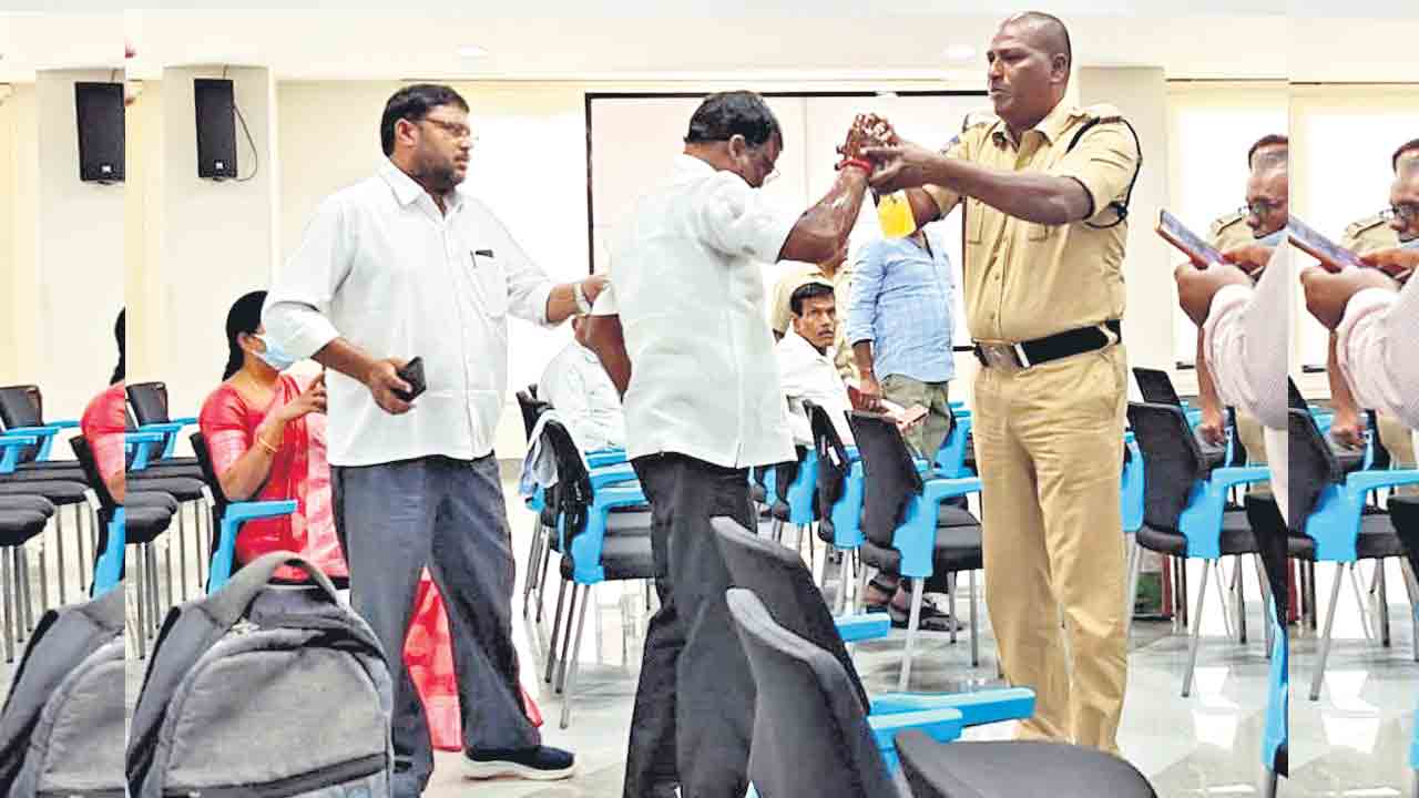 కలెక్టర్‌ ఎదుట రైతు ఆత్మహత్యాయత్నం