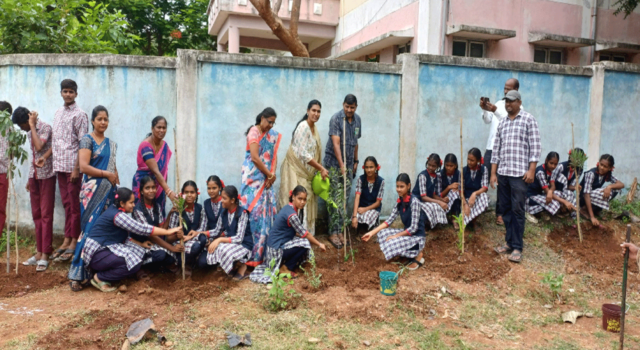 Jagityal | ప్రతీ ఒక్కరూ మొక్కలు నాటి పర్యావరణాన్ని పరిరక్షించాలి.. కొడిమ్యాల ఎంపీడీవో స్వరూప